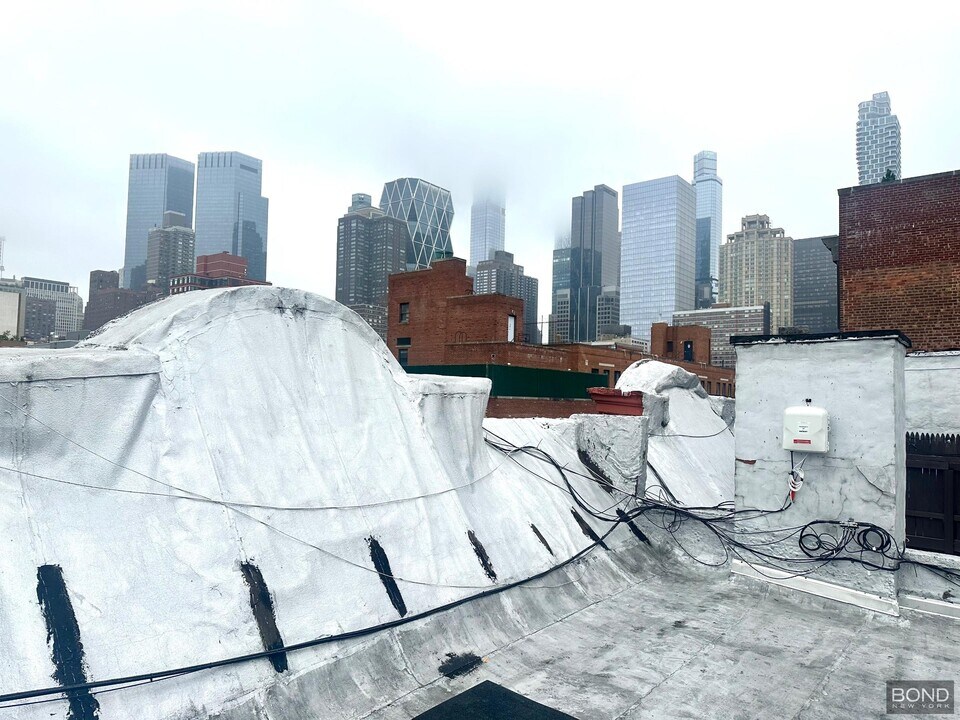 438 W 52nd St in New York, NY - Building Photo