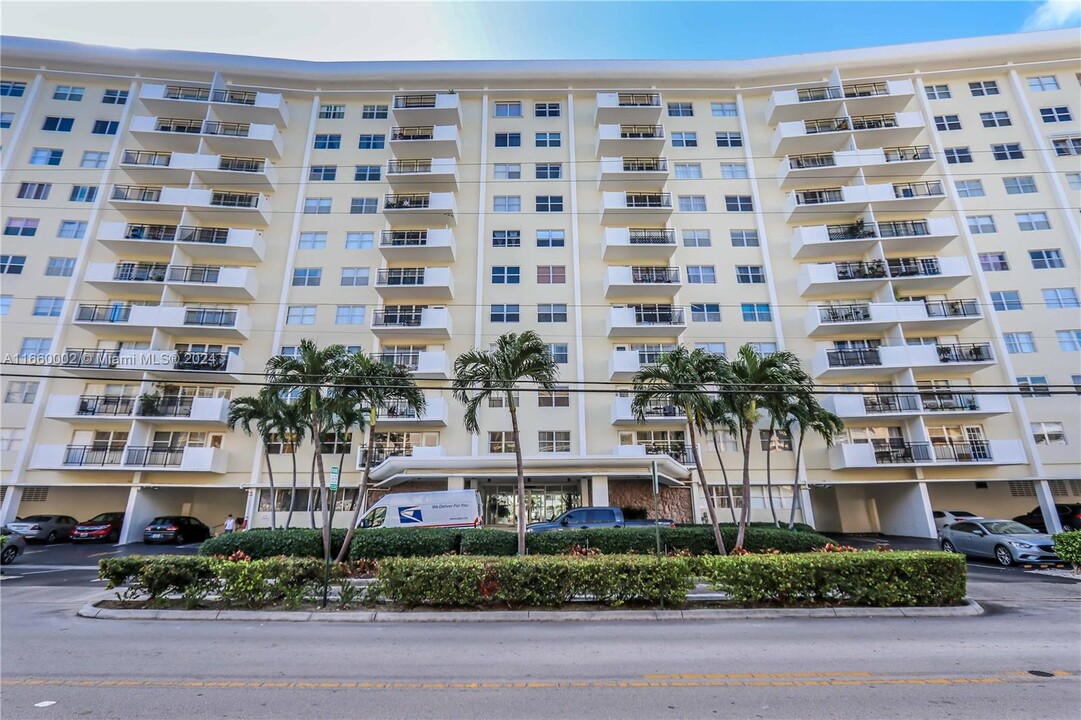 401 Golden Isles Dr in Hallandale Beach, FL - Building Photo