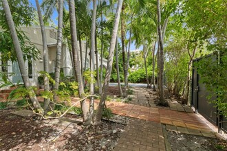2280 SW 16th Ct in Miami, FL - Foto de edificio - Building Photo