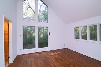 914 Crestwood Ln in Chapel Hill, NC - Building Photo - Building Photo