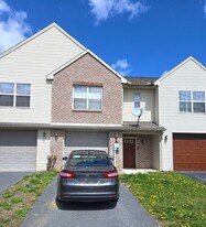222 Meriweather Dr in Chambersburg, PA - Building Photo