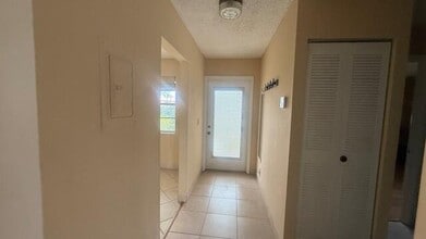 425 Lake Helen Dr in West Palm Beach, FL - Building Photo - Building Photo
