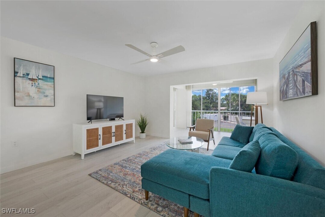 5 High Point Cir W in Naples, FL - Building Photo