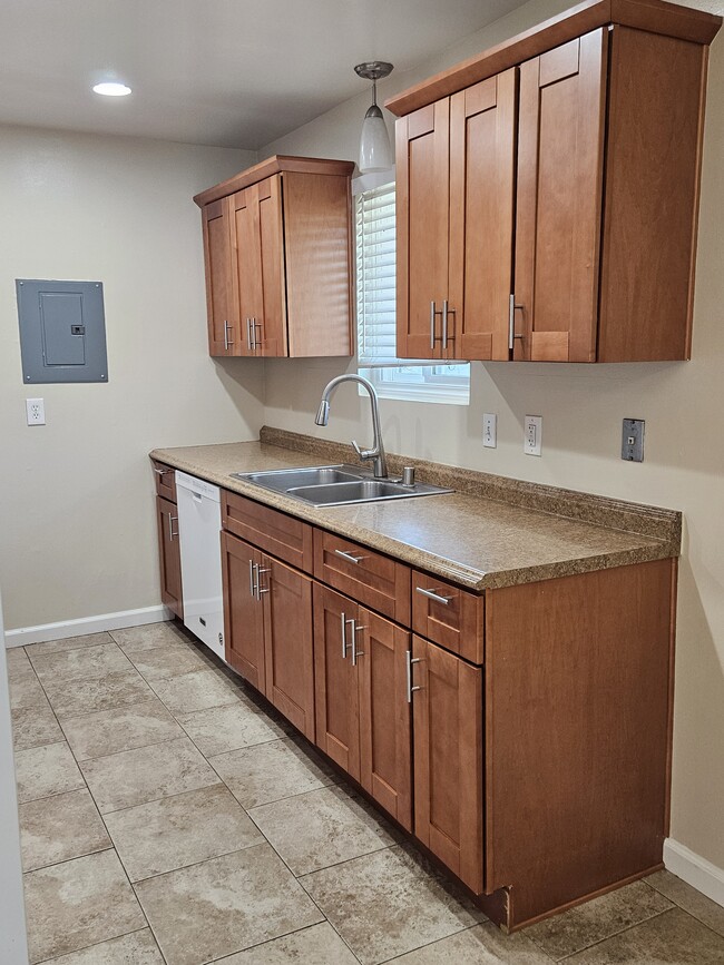 874 Castlewood Dr, Unit #4 in Los Gatos, CA - Foto de edificio - Building Photo
