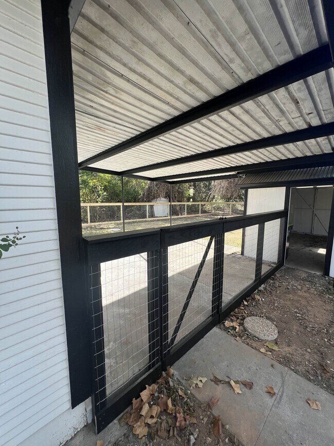 1105 N Rusk St in Wharton, TX - Building Photo - Building Photo