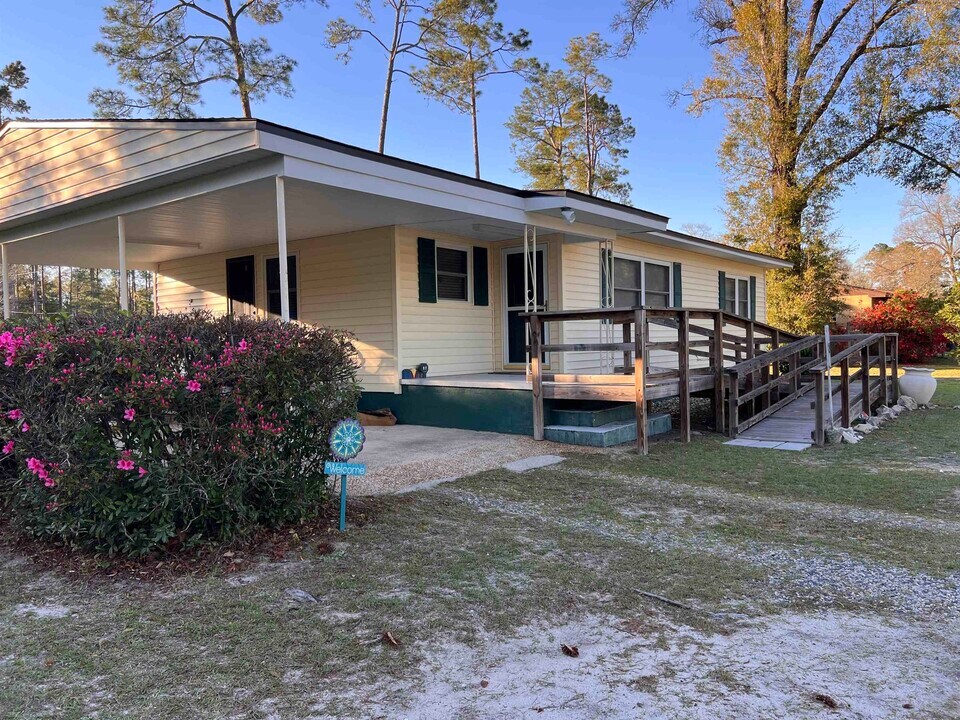 8 Cottonwood Ave in Crawfordville, FL - Building Photo
