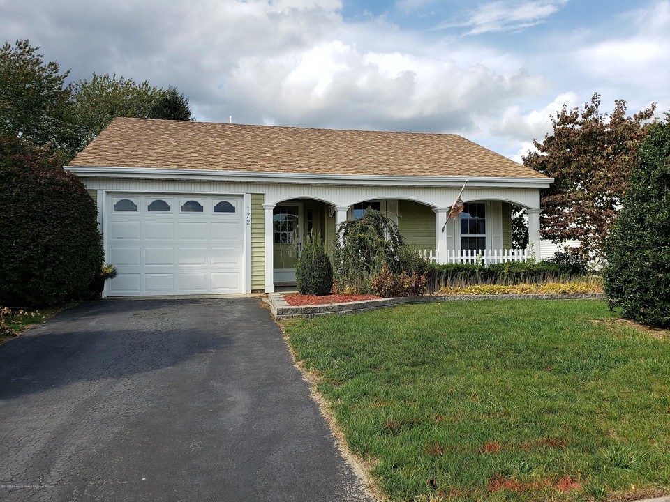 172 Buckingham Dr in Manchester Township, NJ - Building Photo