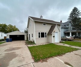 1012 S 4th Ave in Wausau, WI - Foto de edificio - Building Photo
