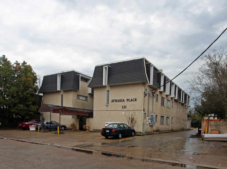 Athania Place in Metairie, LA - Building Photo