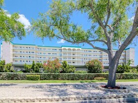 2960 59th St S in Gulfport, FL - Building Photo