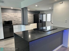 3250 N Palm Aire Dr in Pompano Beach, FL - Building Photo - Building Photo