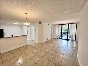 10131 W Sunrise Blvd, Unit 203 in Plantation, FL - Building Photo - Building Photo