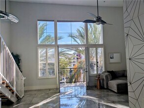 1801 E Katella Ave in Anaheim, CA - Foto de edificio - Building Photo