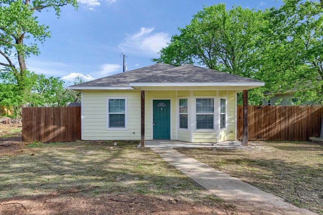 311 E Shepherd St in Denison, TX - Building Photo