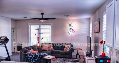5730 West Odeum Ln in Phoenix, AZ - Foto de edificio - Building Photo