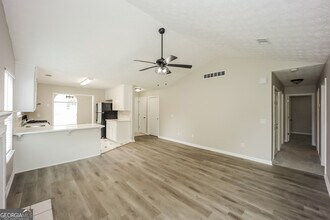 7911 Woodlake Dr in Riverdale, GA - Building Photo - Building Photo
