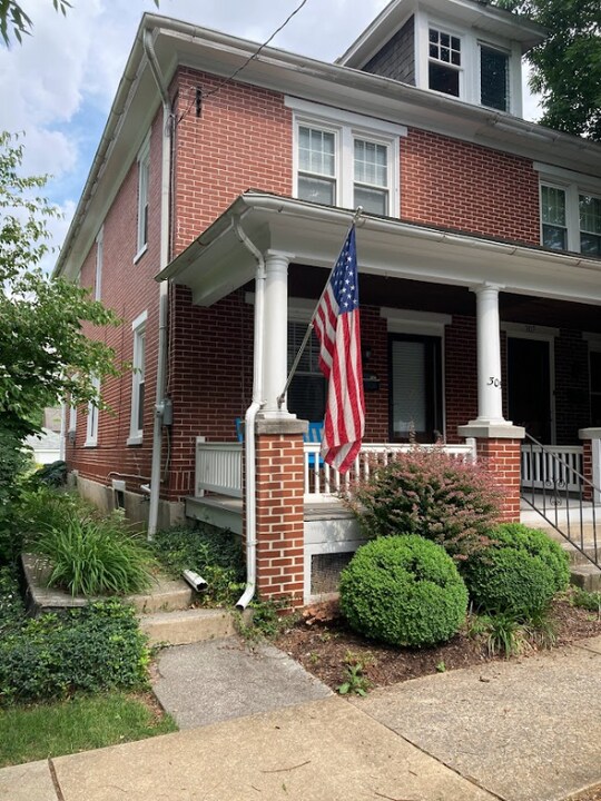 305 S Cedar St in Lititz, PA - Building Photo