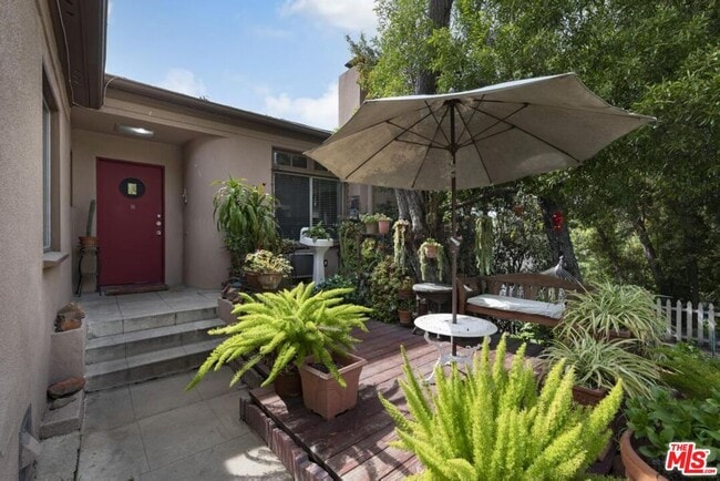3043 Hollycrest Dr, Unit 3045 Hollycrest