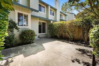 7 Meridian Cir in Rohnert Park, CA - Building Photo - Building Photo