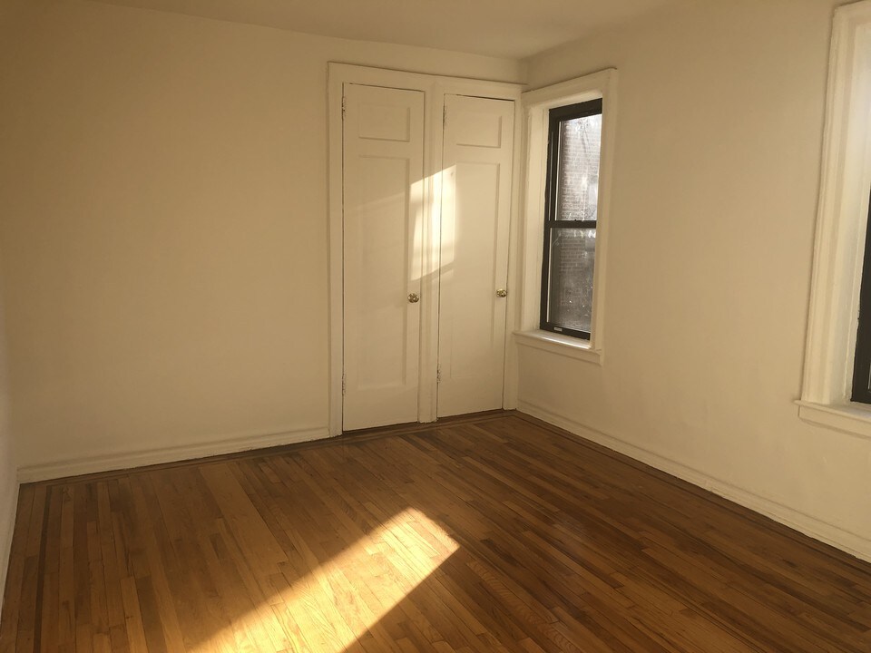 3204 Holland Ave in Bronx, NY - Building Photo
