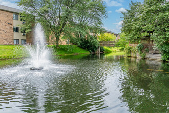 Ashton Lake Apartments in East Lansing, MI - Foto de edificio - Building Photo