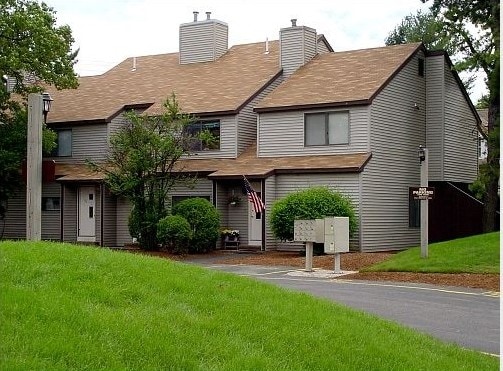 Oakwood Square Townhomes in Nashua, NH - Foto de edificio