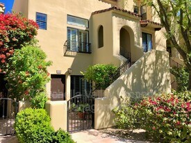 233 Villorrio Dr E in Palm Springs, CA - Building Photo