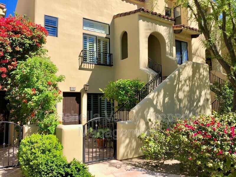 233 Villorrio Dr E in Palm Springs, CA - Building Photo