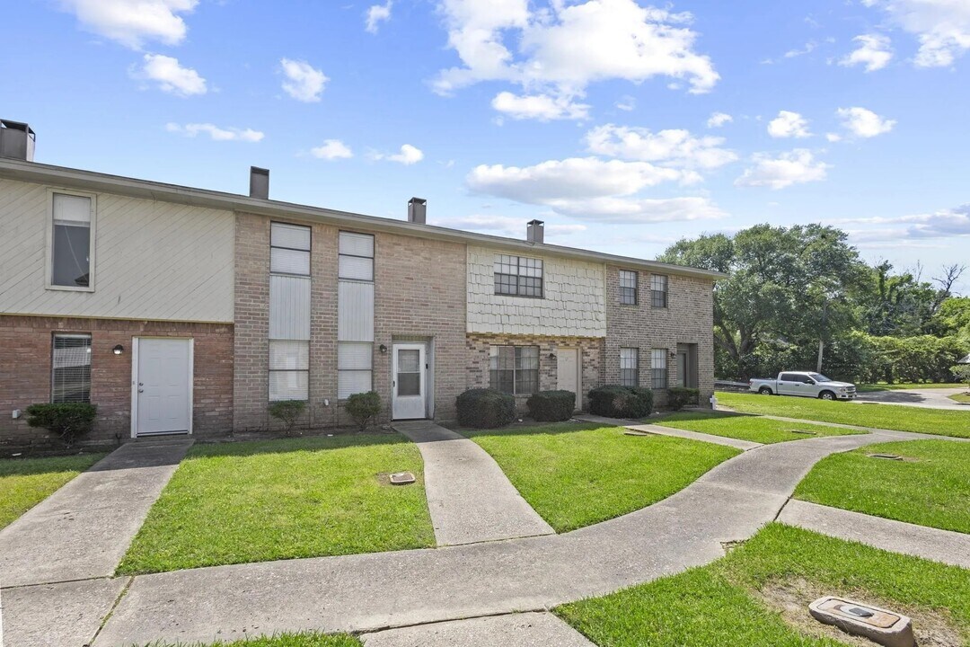 85 E Caldwood Dr in Beaumont, TX - Building Photo