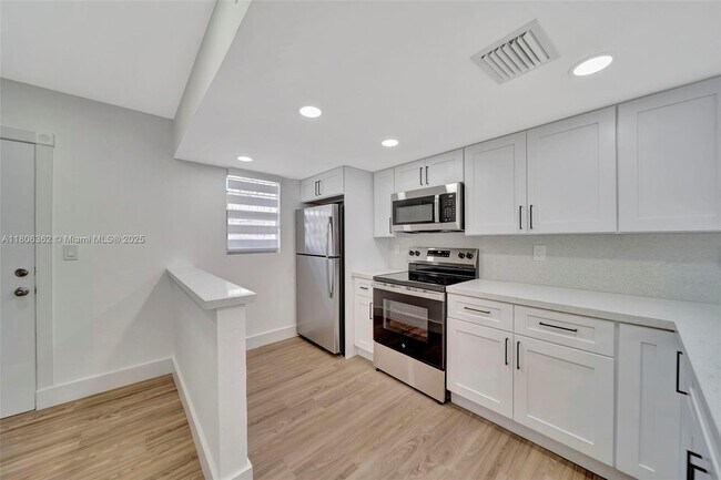 245 NW 109th Ave in Doral, FL - Building Photo - Building Photo