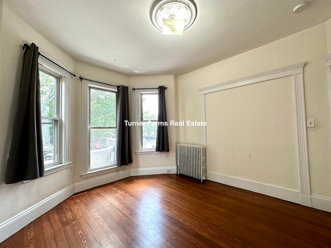 692 Columbia Rd, Unit 3 in Boston, MA - Building Photo - Building Photo