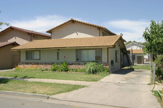 149-163 W 11th St in Merced, CA - Building Photo - Building Photo