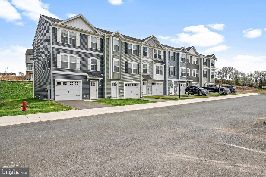 780 Setting Sun Ln in Chambersburg, PA - Building Photo