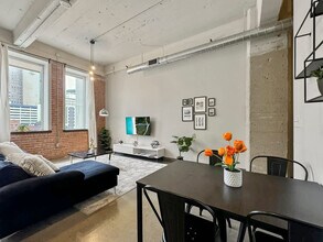 555 Evergreen St in Dallas, TX - Building Photo - Building Photo