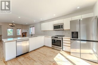9 Kestrel Ct in Barrie, ON - Building Photo - Building Photo