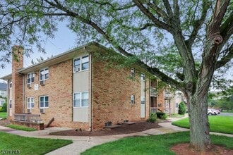 534 Andria Ave in Hillsborough, NJ - Foto de edificio - Building Photo
