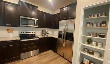 172 Onna St in Taylor, TX - Building Photo - Building Photo