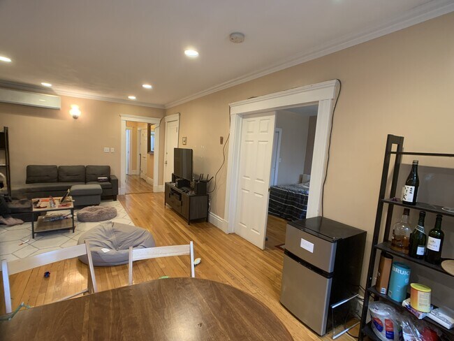 8 Fairbanks St, Unit 2 in Brookline, MA - Building Photo - Building Photo