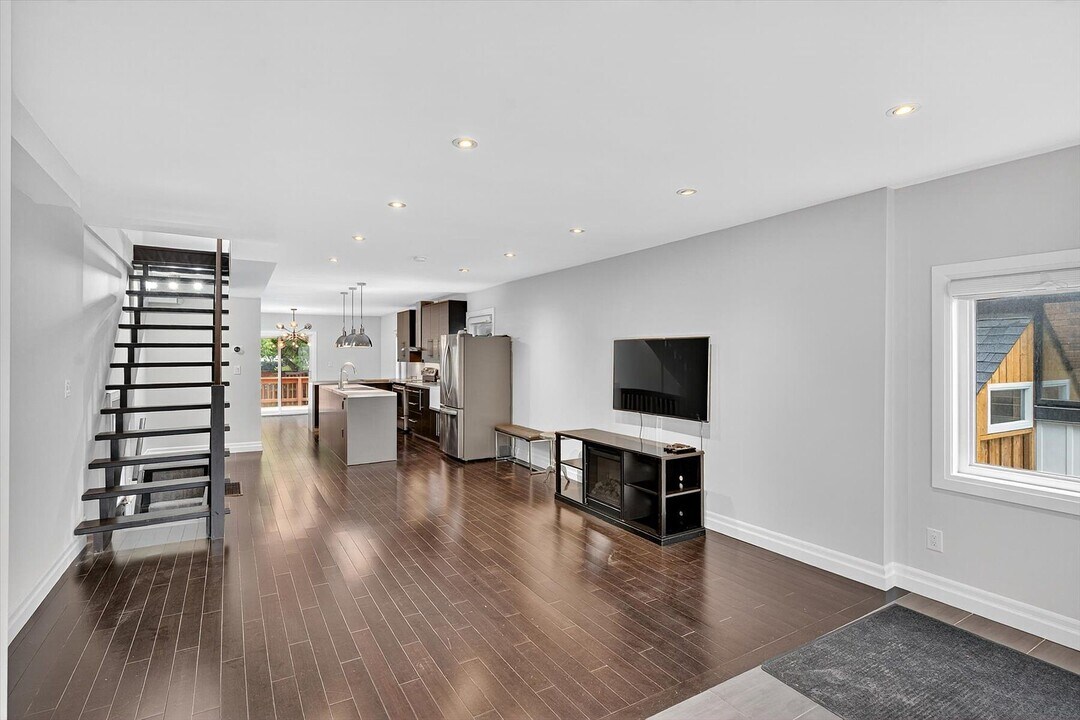 49 Poplar Ave in Toronto, ON - Building Photo