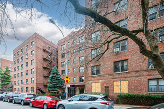 108-50 71st Ave in Forest Hills, NY - Foto de edificio - Building Photo