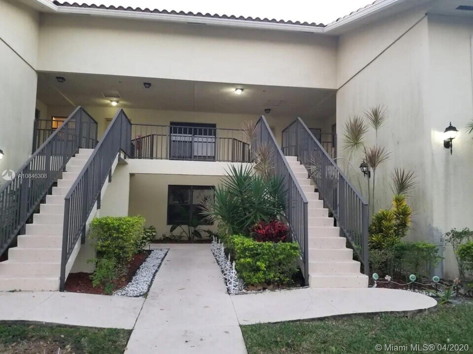 1541 Balfour Point Dr-Unit -H in Royal Palm Beach, FL - Foto de edificio