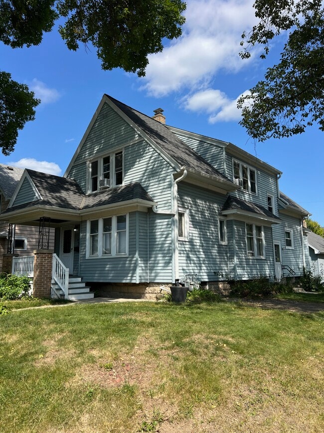 6326 W Grant St, Unit 414-801-2497 Alex in West Allis, WI - Foto de edificio - Building Photo