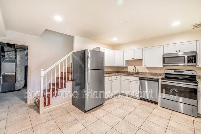 1302 Hillsway Ct in Parkville, MD - Foto de edificio - Building Photo