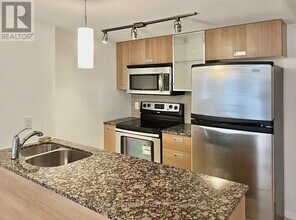 38 Grenville St in Toronto, ON - Building Photo - Building Photo