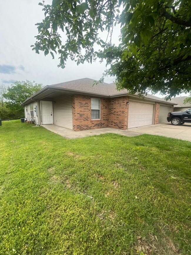 3851 S Timbercreek Ave in Springfield, MO - Building Photo - Building Photo