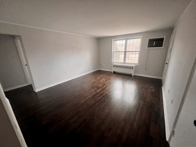 76 Mencel Cir-Unit -B in Bridgeport, CT - Building Photo - Building Photo