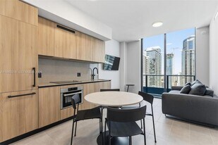 121 NE 5th St, Unit 3711 in Miami, FL - Building Photo