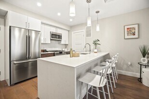 425 Lagrange St, Unit 202 in Boston, MA - Building Photo