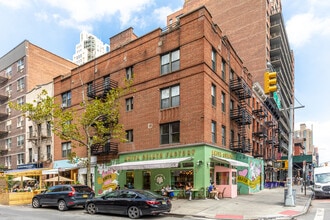247 E 81st St in New York, NY - Foto de edificio - Building Photo