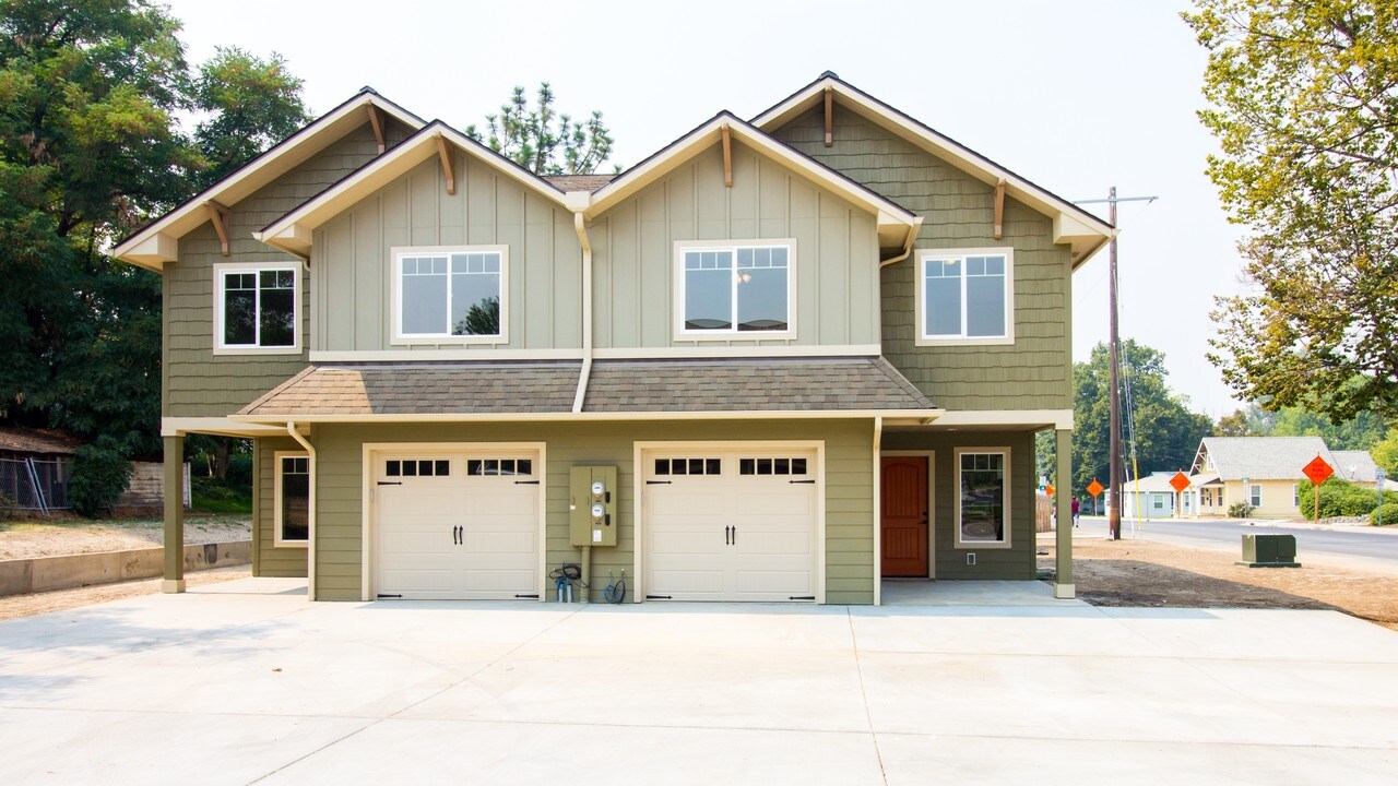 226 E Whitman Dr in College Place, WA - Building Photo